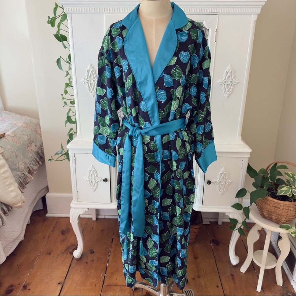 Vintage 80’s 90’s Victorias Secret 
Gold Label Sea Shell Robe